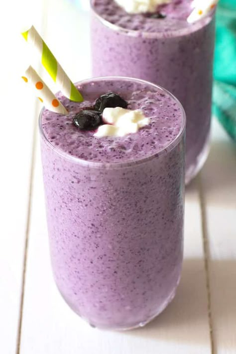 Healthy and easy blueberry smoothie without yogurt! Cottage cheese gives this simple breakfast recipe extra protein! #healthysmoothies #smoothies #smoothierecipes #breakfast #healthybreakfast Cottage Cheese Smoothie Recipes, Blueberry Yogurt Smoothie, Greek Yogurt Smoothie Recipes, Blueberry Cottage Cheese, Cottage Cheese Smoothie, Smoothie Without Yogurt, Almond Butter Smoothie, Blueberry Smoothie Recipe, Cheesecake Smoothie