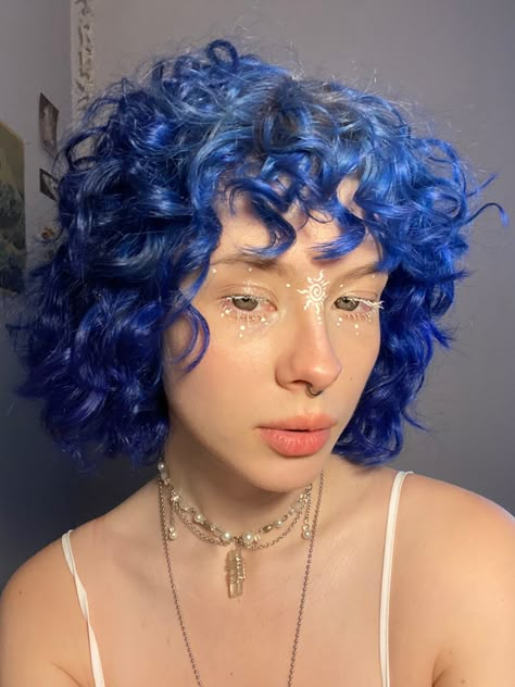 Short Curly Hair With Blue Highlights, Multicolor Curly Hair, Elf Cottagecore, Aurora Haircut, Liner Graphic, Blue Curly Hair, Denim Blue Hair, Hair Color Combos, Curly Short Hairstyles