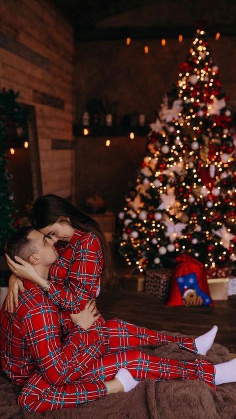 Old Navy Christmas Pajamas, Christmas Couple Photos, Christmas Couple Pictures, Christmas Poses, Christmas Family Photoshoot, Baby Christmas Photos, Navy Christmas, Xmas Pictures, Xmas Photos