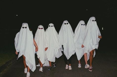 Friend Group Halloween, Funny Group Costumes, Scarie Movie, Funny Group Halloween Costumes, Rave Halloween Costumes, Cute Group Halloween Costumes, Friend Costumes, Halloween Social, Ghost Halloween Costume