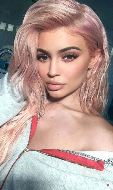 Kylie Jenner ♥ More Rose Gold Blonde, Pastel Rainbow Hair, Hair Color For Fair Skin, Jenner Hair, Kylie Jenner Hair, Gold Hair Colors, Hair Colorful, Hair Color Rose Gold, Jenner Makeup