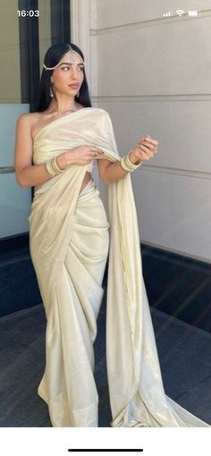 White Lehenga Saree, Modern Wedding Saree, Sari Outfits Modern, Indian American Wedding Dress, Indian Sari Aesthetic, Indian Sari Dress Modern, Sari Dress Modern, Wedding Guest Outfit Indian Saree, Indian Guest Wedding Outfit