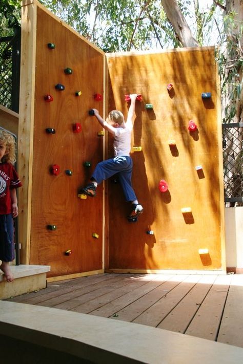 Kids Rock Climbing, Diy Climbing Wall, Kids Climbing, Diy Playground, Outside Play, Rock Climbing Wall, Kids Outdoor Play, Playground Ideas, Jungle Gym