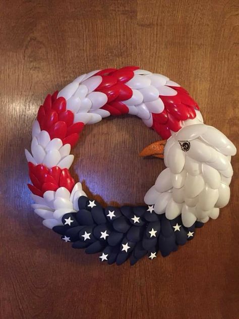 This is my latest craft. Took quite some time...but a few burnt fingers later here it is. I’m very pleased with the results. What y’all think?  I used a styrofoam half wreath which is flat on one side. Painted and cut spoons then glued them on starting with ones above eagle head. Eagle head is constructed of half of a medium size styrofoam ball. Beak is made out of a piece of pool noodle. Put eagle head together then added to wreath. Then filled in spoons where needed. PLEASE if you try this use Holiday Wreath Craft, Plastic Spoon Art, Eagle Wreath, Plastic Spoon Crafts, Half Wreath, Safety Pin Crafts, Fourth Of July Decorations, Spoon Crafts, 4th July Crafts