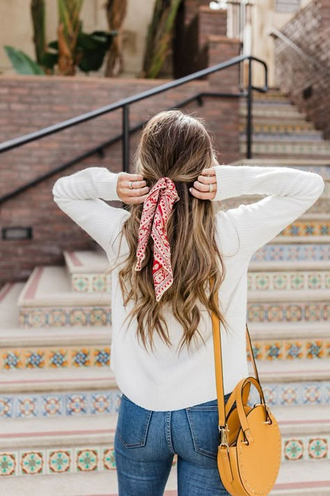 Hair bandana and round bag #trends #spring #style Bandana Scarf Outfit, Elegante Casual, Bandana Hairstyles, Bandana Scarf, Hairstyles For School, Hair Dos, Scarf Hairstyles, Hair Accessories For Women, Hair Day