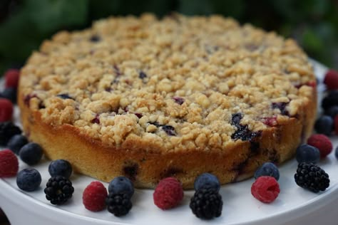 Fruit Buckle Recipes, Mixed Berry Buckle, Berry Crumble Cake, Mixed Berry Recipes, Blackberry Recipe, Berry Buckle, Apple Crumb Cake Recipe, Apple Crumb Cake, Baking Mix Recipes