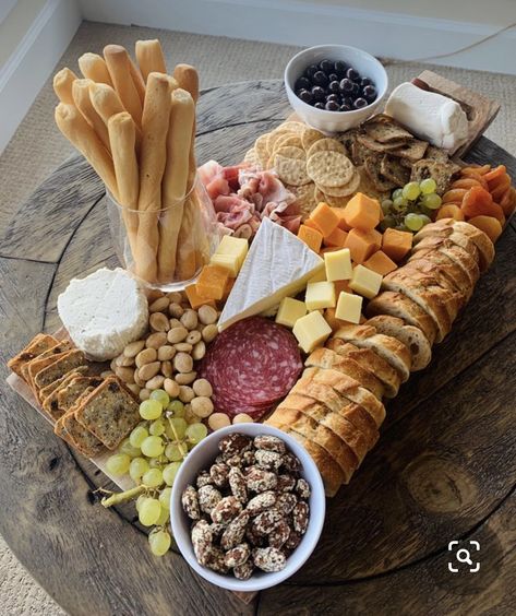 Charcuterie Board Meats, Gluten Free Crackers, Decorações Com Comidas, Party Food Buffet, Charcuterie Inspiration, Party Food Platters, Charcuterie And Cheese Board, Charcuterie Recipes, God Mat