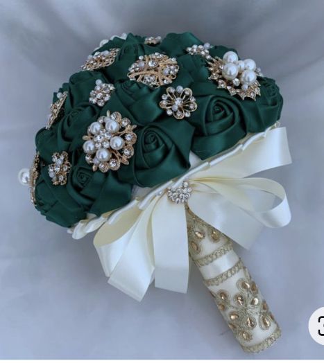 Quince Accessories, Emerald Green Quinceanera Theme, Enchanted Forest Quinceanera Theme, Green Quinceanera Theme, Emerald Wedding Colors, Emerald Green Wedding Theme, Quinceanera Bouquet, Green Quince, Quinceanera Themes Dresses