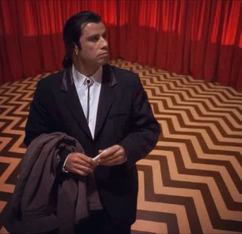 Confused Travolta trapped inside “Le Black Lodge.” #TwinPeaks #ConfusedTravolta #PulpFiction Twin Peaks Black Lodge, Twin Peaks Season 3, Twin Peaks The Return, The Black Lodge, Agent Dale Cooper, Vincent Vega, Sherilyn Fenn, Quentin Tarantino Movies, Dale Cooper