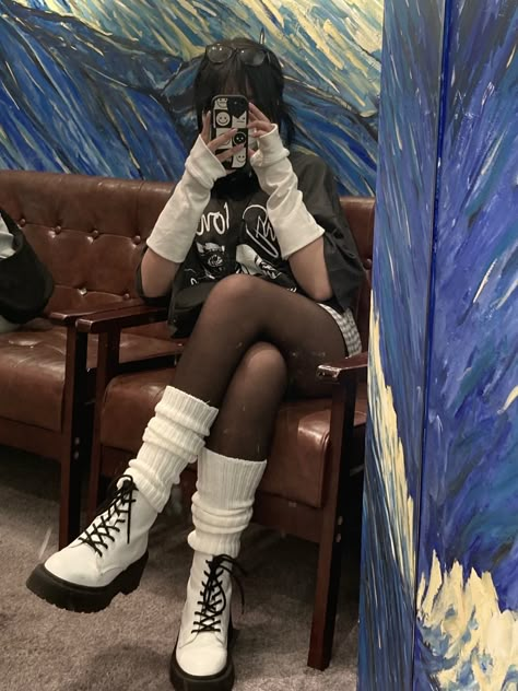 Harajuku Leg Warmers Outfit, Leg Warmers With Combat Boots, Grunge Outfits With Gloves, Arm Warmers Aesthetic Outfit, Outfit Ideas With Arm Warmers, Leg Warmers On Converse, Ankle Warmers Outfit Aesthetic, Arm And Leg Warmers Outfit, Shoes To Wear With Leg Warmers