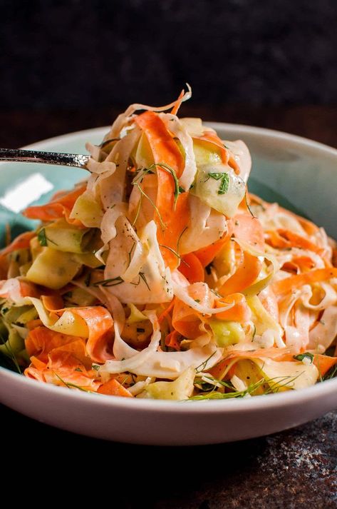 This fennel, carrot, and zucchini salad is as tasty as it is colorful. It's light and fresh and makes the perfect appetizer or side salad. Tuscan Shrimp, Warm Salads, Salad Bowl Recipes, Herb Uses, Low Carb Salads, Salads Ideas, Fennel Recipes, Keto Salad, Shrimp Recipes Healthy