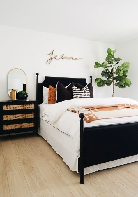 Room Decor Black Bed, Bedding Ideas Black Headboard, Black Bed Ideas, Black Paint For Furniture, Black Bedroom Furniture Decor Ideas, Bedroom With Black Furniture, Black Bedroom Furniture Decor, Luxury Black Bedroom, Black Luxury Bedroom