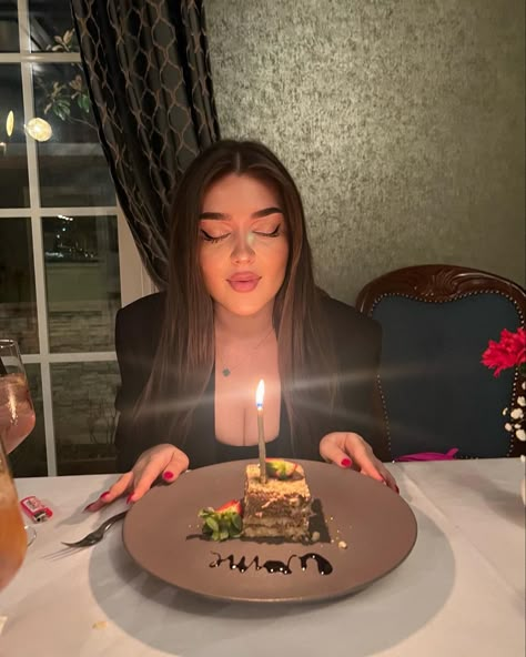 Birthday Pics Restaurant, Birthday Pics Ideas With Cake, Birthday Picture Ideas Restaurant, Birthday Insta Pic Ideas, My Birthday Instagram Story Ideas, Birthday Cake Poses Photo Ideas, Birthday Poses For Instagram With Cake, Birthday Pic Ideas Instagram, Birthday Restaurant Pictures