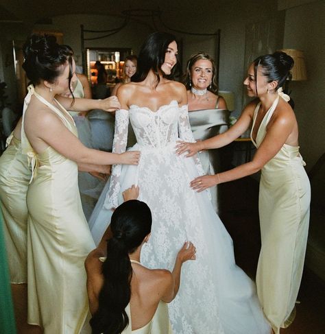 Ballerina At Wedding, Wedding No Bridesmaids, Raw Wedding Photos, Bride And Matron Of Honor Pictures, Bride Era Aesthetic, Wedding Getting Ready Pictures Bridesmaids, Bridesmaids Poses Photo Ideas, Bridesmaids Photos Getting Ready, Braidmades Dress