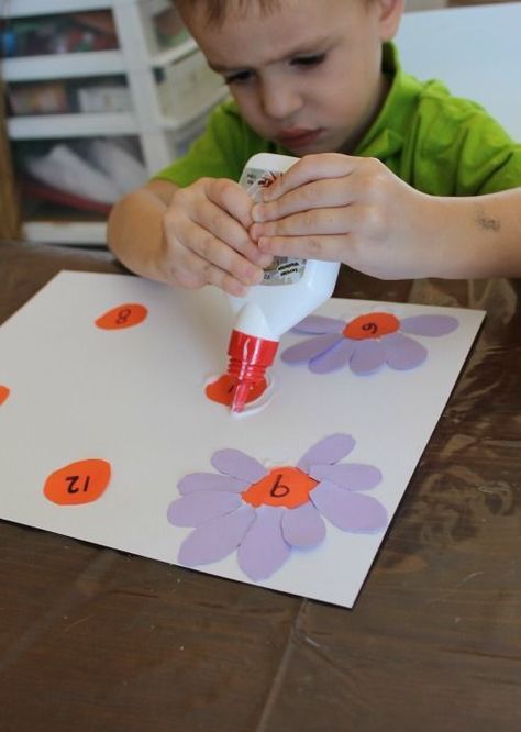 one-to-one correspondence gluing petals {pacific kid} Math Flowers, Counting Activities For Preschoolers, Preschool Spring, Spring Math, Spring Preschool, Numbers Preschool, Prek Math, Counting Activities, Math Activities Preschool