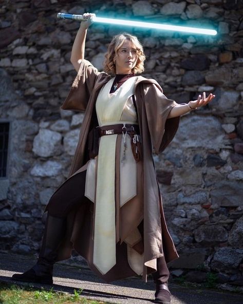 #StarWars #SW #Jedi #ZW #Cosplay #AnakinSkywalker #Skywalker #Girl #Woman #cute Star Wars Jedi Clothes, White Jedi Robes, Jedi Outfit Female Aesthetic, Female Jedi Hairstyles, Oc Jedi Female, Jedi Female Outfit, Star Wars Outfits Women Jedi, Jedi Robes Women, Jedi Cosplay Female