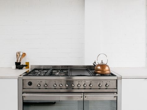 Classic Aesthetic Free-Standing Gas Range Lauren Ireland, Minimalism Living, Minimalist Dekor, Kitchen Design Color, Farmhouse Side Table, Decor Eclectic, Interior Vintage, Studio Kitchen, Kitchen Stove