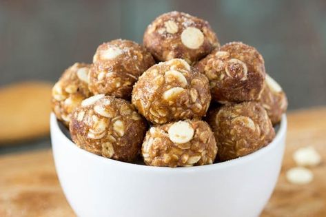 Peanut Butter Energy Bites, Energy Bites Recipes, Energy Ball Recipe, Bites Recipes, Peanut Butter Roll, Cinnamon Chips, Protein Bites, Easy Healthy Meal Prep, Protein Balls