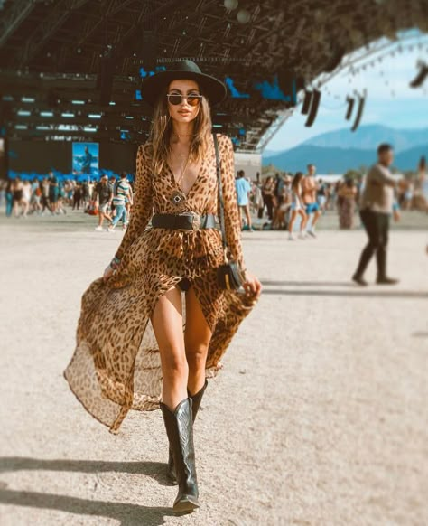 Glastonbury Festival Fashion, Mode Coachella, Coachella Inspired Outfits, Cochella Outfits, Boho Festival Outfit, Festival Outfit Inspiration, Coachella 2023, Coachella Looks, Stile Boho Chic