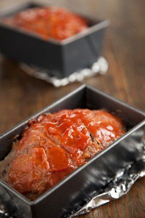 Old-fashioned Meatloaf Meatloaf With Chili Sauce, Meatloaf Spaghetti, Meatloaf Sauce Recipe, Paula Deen Meatloaf, Southern Meatloaf, Basic Meatloaf, Beef Meatloaf Recipes, Old Fashioned Meatloaf, Meatloaf Sauce