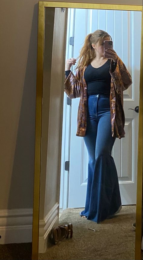 Curvy Bell Bottom Jeans Outfit, Grunge Bell Bottom Outfit, Bell Bottom Jeans Outfit Midsize, Outfit Inspo Bell Bottoms, Bell Bottoms Outfit Plus Size, Bell Bottoms Winter Outfit, Bell Bottom Jeans Aesthetic, Bell Bottom Jeans Outfit Aesthetic, Boho Bell Bottoms Outfits