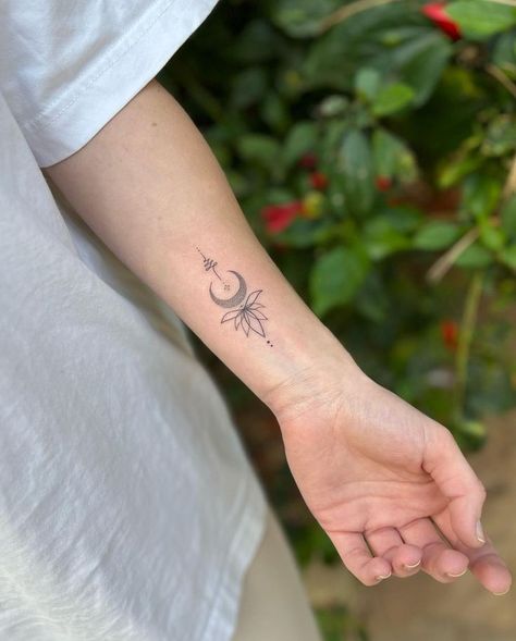 Finger Tattoos For Women Meaningful, Matching Love Tattoos, Tattoos Moon, Think Tattoo, Unique Tattoos For Women, Body Tattoo Design, Behind Ear Tattoos, Tattoo New, Basic Tattoos