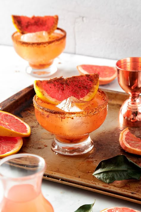 Spicy Paloma, Grapefruit Paloma, Spicy Cocktails, Paloma Recipe, Photography Elements, Low Calorie Cocktails, Drink Stations, Paloma Cocktail, Spicy Cocktail