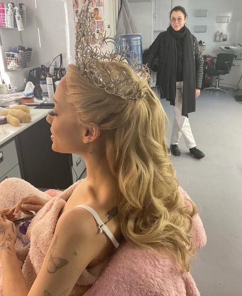 Glinda Aesthetic, Wicked Movie, Glinda The Good, Glinda The Good Witch, Wicked Musical, Ariana Grande Pictures, Ariana G, Good Witch, The Good Witch