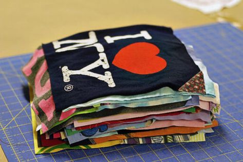 How to make a memory quilt from baby blankets, clothes and t-shirts. DIY tutorial 7 via lilblueboo.com Tshirt Quilt Diy, T-shirt Quilts, Tee Shirt Quilt, Baby Clothes Quilt, Tshirt Blanket, Tshirt Quilt, Sew Ins, Beginner Sewing, Blanket Diy