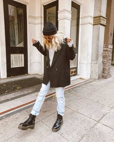 Early Fall Womens Outfits, Shacket With Bell Bottoms, Autumn Outfits Dr Martens, Beanie Looks Street Styles, Women's Casual Outfits Fall, Dr Martens Outfit Winter, Kelsey Diprima, Winter Mode Outfits, Dr Martens Outfit