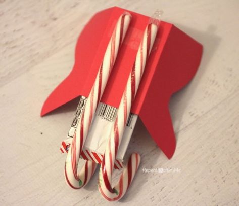 Christmas Candy Crafts, Christmas Classroom Treats, Christmas Party Treats, Candy Sleigh, Candy Cane Sleigh, Christmas Fair Ideas, Candy Cane Crafts, Christmas Door Decorating Contest, Christmas Candy Gifts