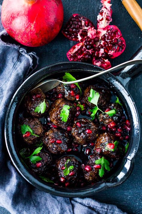 Pomegranate Meatballs, Moroccan Lamb Meatballs, Pomegranate Glaze, Arabisk Mad, Ground Lamb Recipes, Moroccan Meatballs, Hot Recipes, Impressive Appetizers, New Year's Eve Appetizers