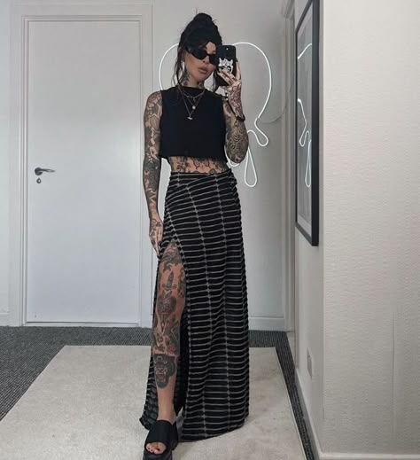 Grunge Cruise Outfits, Goth Cruise Outfits, Hot Weather Goth Outfits, Alt Vacation Outfits, Alternative Beach Outfit, Goth Vacation Outfit, Emo Beach Outfit, Goth Summer Aesthetic, Summer Gothic Outfits