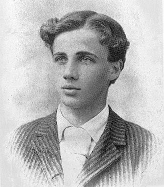 Young Robert Frost. An amazing poet ....       How to Write Your Book, Publish Your Book, Market Your Book:    https://blytheayne.com/writeyourbook/              #WriteYourBook #PinterestWriter Historical People, Robert Frost, Writers And Poets, American Poets, Anais Nin, Writers Write, Book Writer, Famous Authors, It Goes On