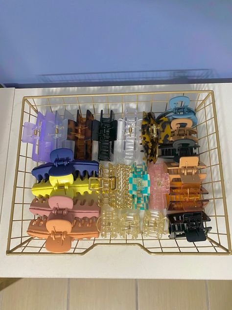 Claw Clip Organization Ideas, Organized Hair Accessories, Claw Clips Organization, Organization Hair Accessories, Hair Claw Organizer, Aesthetic Assecories, Hair Clip Organization, Claw Clip Organization, Hairclip Organizer