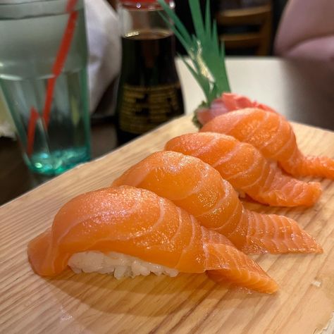 #sushi #food #salmon Salmon Sushi Aesthetic, Salmon Sashimi Aesthetic, Pregnant Cravings, Room Phone, Salmon Nigiri, Sushi Salmon, Food Room, Food Salmon, Salmon Sashimi