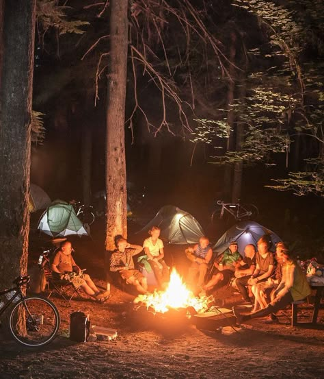 My kinda camping Camping Ideas For Couples, Night Camping, Kayak Camping, Camping Aesthetic, Camping Destinations, A Group Of People, Camp Fire, Camping Games, Camping Lights