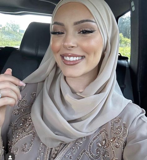 Hairstyle Short Women, Wedding Guest Hair And Makeup, Hijabi Prom, Soft Glam Wedding, Top 10 Hairstyles, Wedding Hijab Styles, Shower Makeup, Wedding Guest Hair, Hairstyle With Bangs