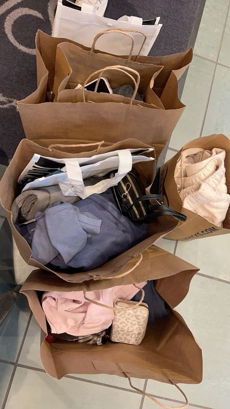 Shopping Outfit Mall, Mall Shopping Bags Aesthetic, Clothes Shopping Aesthetic, Mall Clothes, Mall Aesthetic, Shopping Pictures, Mall Shopping, Vision Board Pics, Manifesting Vision Board