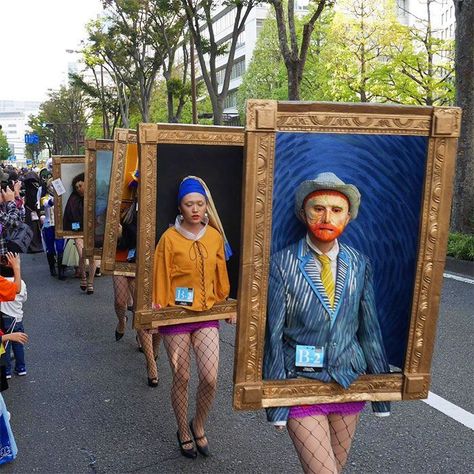 Japanese Art Students Turn Themselves Into Famous Paintings, And It's Probably The Best Group Costume Ever Order famous painting reproduction at cheapwallarts.com at affordable cost. Japan Dress, Istoria Artei, Halloween Parade, Paintings Famous, Famous Paintings, Art Japonais, Japan Design, Famous Art, Art Plastique