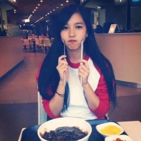 Former JYP Trainee revealed behind-the-scene secrets about "SIXTEEN" and TWICE. Twice Predebut, Jyp Trainee, Twice Members, Twice Mina, Myoui Mina, Old Pics, Pre Debut, One In A Million, Chia