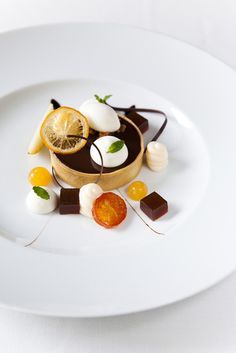 Nicole Franzen---I think this must be some sort of orange and chocolate ganache tart...in any case it's beautifully presented! Weight Watcher Desserts, Chocolate Ganache Tart, Fancy Desserts Recipes, Plated Dessert, Dessert Presentation, Mlem Mlem, Luxury Cake, Dessert Plating, Low Carb Dessert