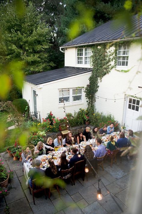 Dinner Party Outside Backyards, Cottage Dinner Party, Outdoor Dinner Party Outfit, Outside Dinner Party Backyards, Dinner Party Meal Ideas, Al Fresco Dinner Party, Garden Dinner Party, Backyard Party Ideas, Dinner Party With Friends