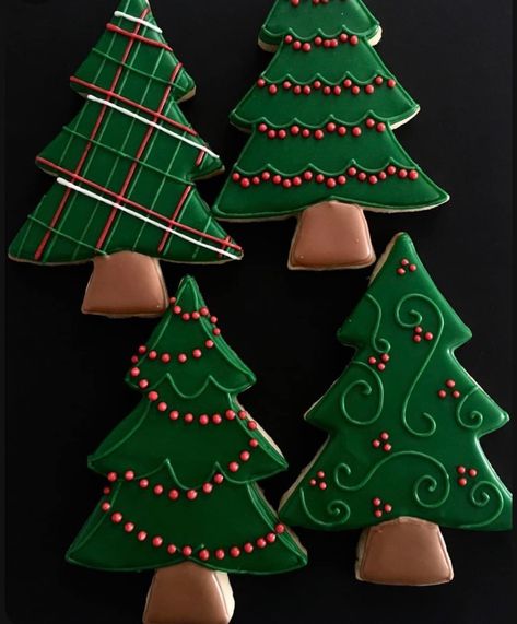 Christmas Cookie Designs Royal Icing, Christmas Tree Decorated Cookies, Gift Cookies Decorated, Cutout Cookies Decorated, Christmas Tree Sugar Cookies, Cookie Flooding, Tree Sugar Cookies, Christmas Cookie Designs, Flooded Cookies