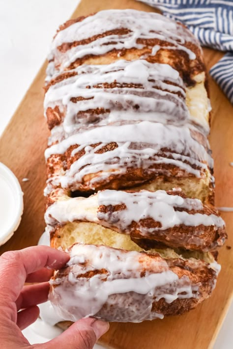 This warm and inviting pull apart Dollywood Cinnamon Bread is tender and moist and absolutely irresistible. Inspired by the cinnamon bread from the famous theme park, this is a quick and easy no-knead recipe that always turns out prefect, even for the most inexperienced bakers. Dollywood Cinnamon Bread Recipe, Dollywood Cinnamon Bread, Homemade Cinnamon Bread, Dolly Parton Recipes, Cinnamon Sugar Bread, Cinnamon Babka, Cinnamon Bread Easy, Cinnamon Pull Apart Bread, Cinnamon Bread Recipe