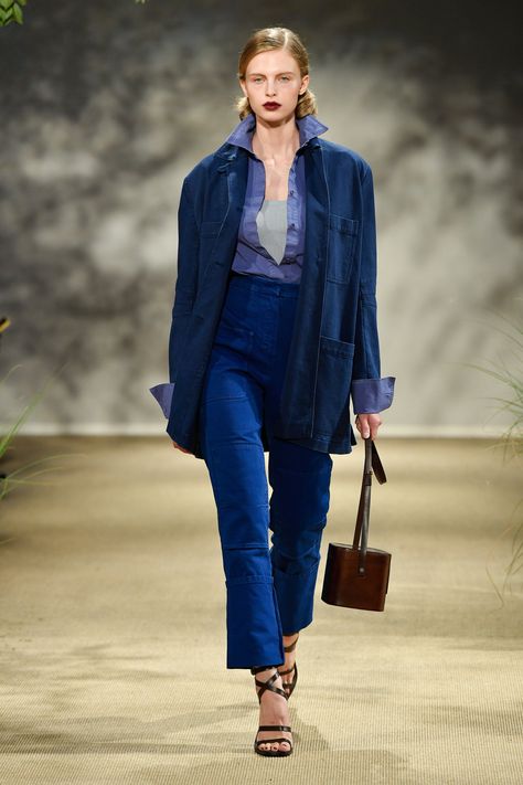 Max Mara RTW Spring 2024 [PHOTOS] – WWD Smart Casual Women, Land Girls, Ss 2024, Resort Fashion, Black Maxi Skirt, Spring Summer 2024, Casual Chic Style, Fashion 2024, 2024 Fashion