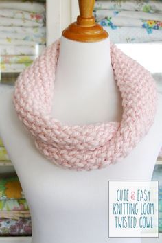 Cute and Easy Knitting Loom Twisted Cowl Knitting Loom Projects, Loom Knitting Scarf, Loom Knitting For Beginners, Loom Knitting Ideas, Knitting Loom Patterns, Round Loom Knitting, Circle Loom, Loom Hats, Loom Knitting Tutorial