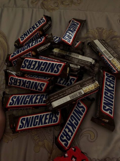 Chocolate Videos, Snickers Chocolate, Eating Food Funny, Chocolate Snacks, Junk Food Snacks, Girl Dinner, Food Is Fuel, Favorite Snack, Food Snapchat