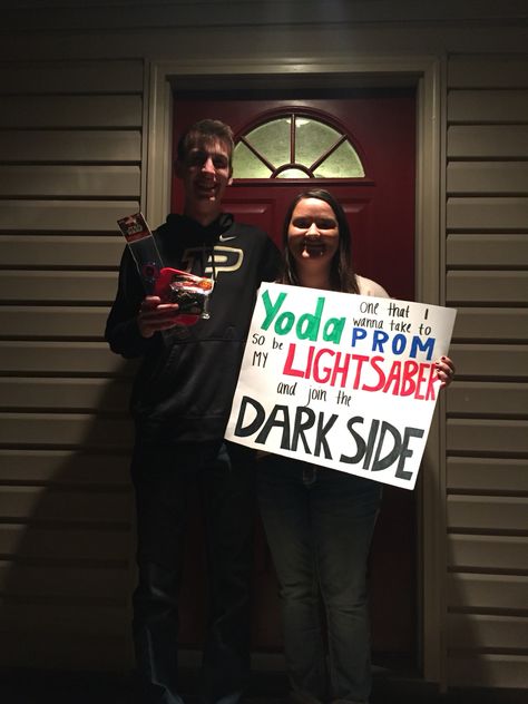 Star Wars Promposal idea! Scream Promposal, Star Wars Dance Proposal, Disney Promposals, Star Wars Promposal, Princess And The Frog Prom, Promposals Ideas, Dance Asking, Creative Prom Proposal Ideas, Sadies Proposal