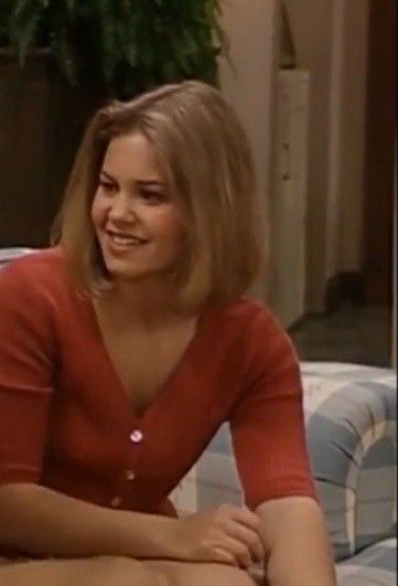 Dj Tanner Hair Short, Full House Hairstyles, Dj Tanner Short Hair, Dj Tanner Hair, Dj Tanner Outfit 90s Fashion, Dj Tanner Outfit, Dj Full House, Full House Dj Tanner, Dean Portman